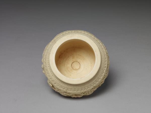 象牙雕出行圖盒