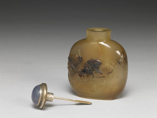 瑪瑙巧雕鼻煙壺