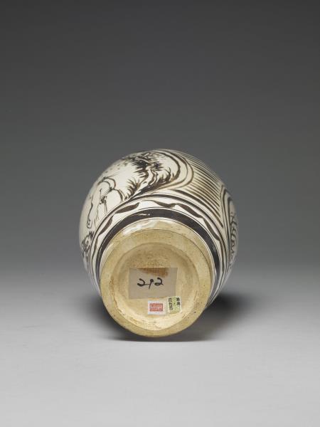 吉州窯 白瓷黑彩人物圖瓶