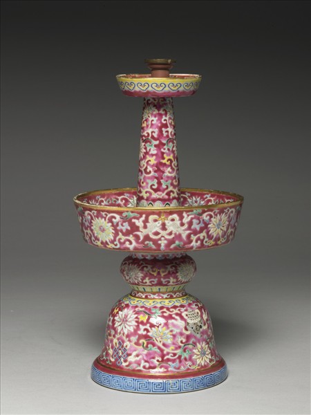 紅地花卉紋燭台