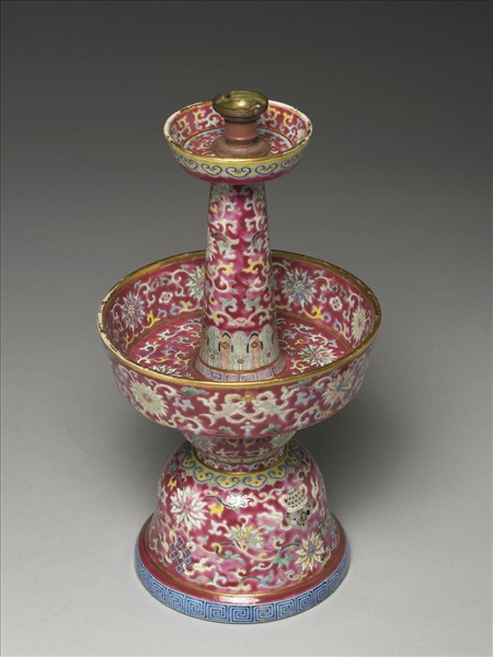 紅地花卉紋燭台