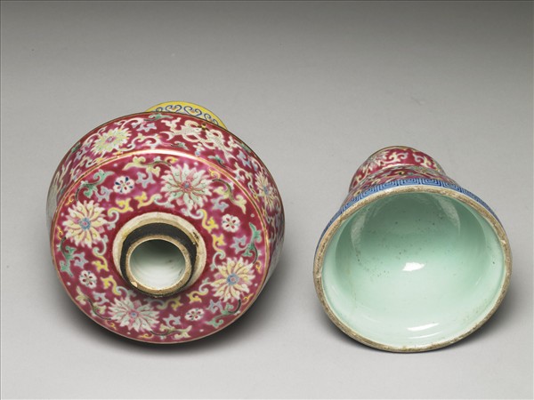 紅地花卉紋燭台