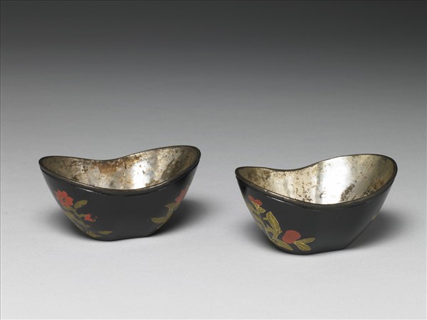 銀胎描漆元寶式碗（一對）