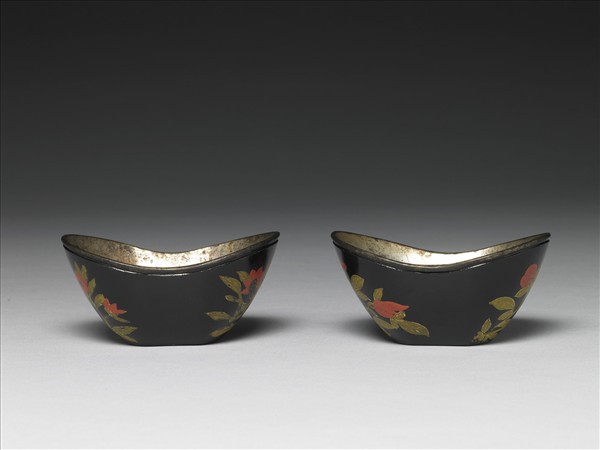 銀胎描漆元寶式碗（一對）