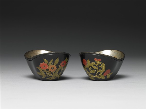 銀胎描漆元寶式碗（一對）