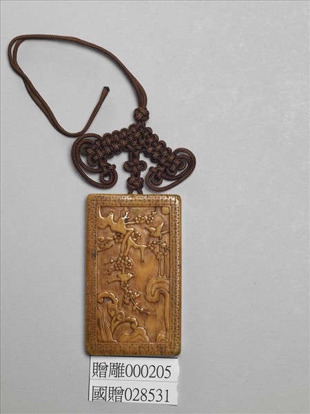 象牙雕喜上眉梢牌