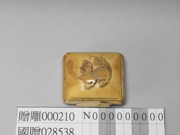象牙雕獅紋帶版