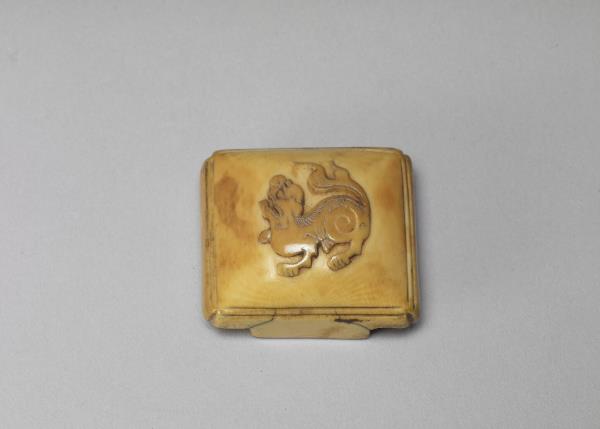 象牙雕獅紋帶版