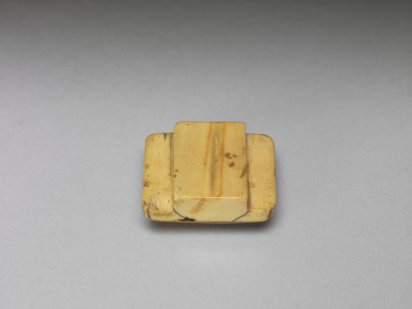 象牙雕獅紋帶版