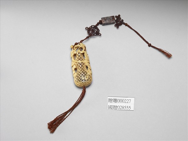 象牙雕鏤空葫蘆式香囊