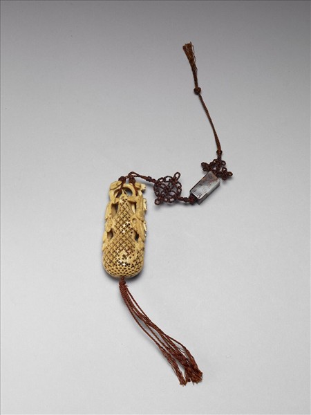 象牙雕鏤空葫蘆式香囊