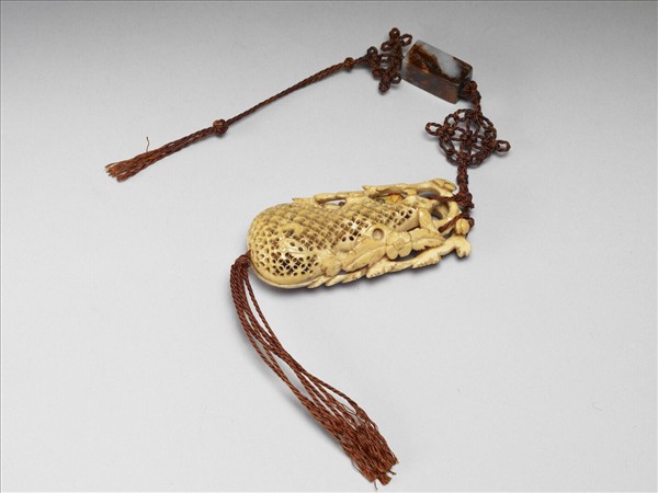 象牙雕鏤空葫蘆式香囊