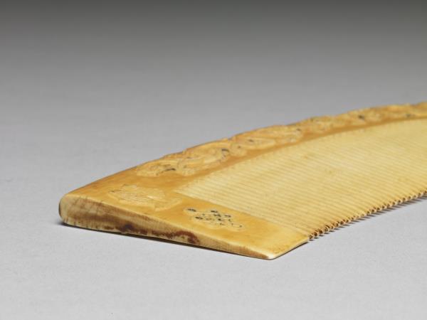 象牙雕龍紋八寶梳