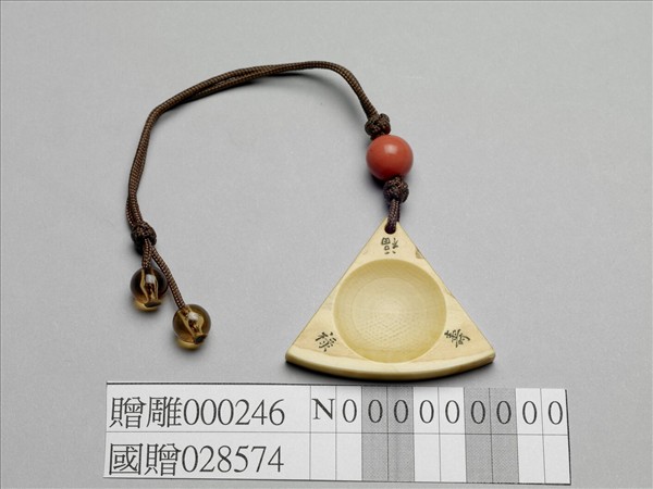 象牙雕扇式鼻煙碟