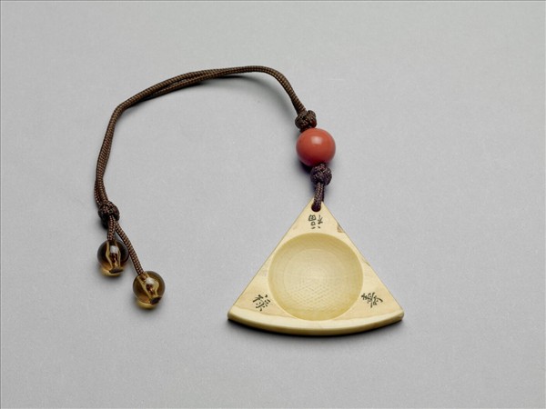 象牙雕扇式鼻煙碟