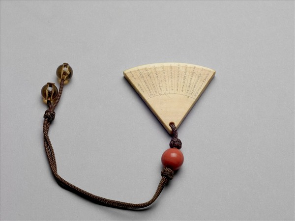 象牙雕扇式鼻煙碟