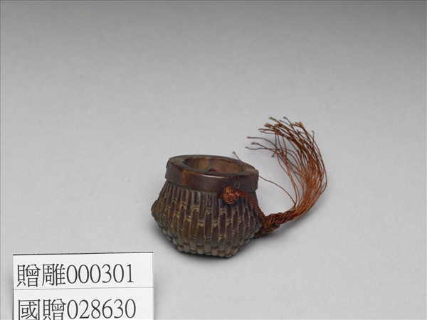 木雕魚簍形墜飾