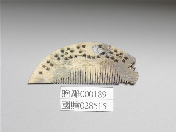 牙雕鏤空描金白彩花卉紋梳