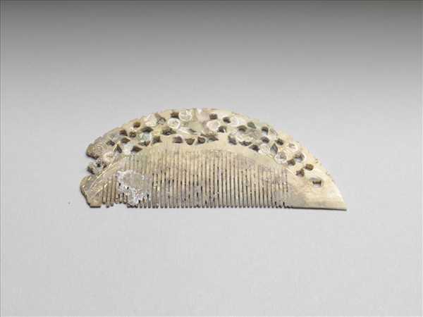 牙雕鏤空描金白彩花卉紋梳