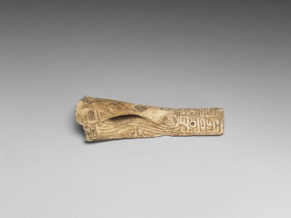 骨雕獸面紋飾件