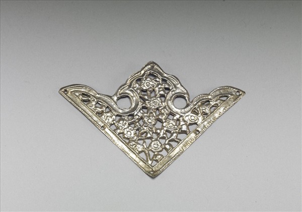 銀銅合金鏤空梅花飾件