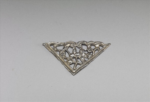 銀銅合金鏤空花卉飾件