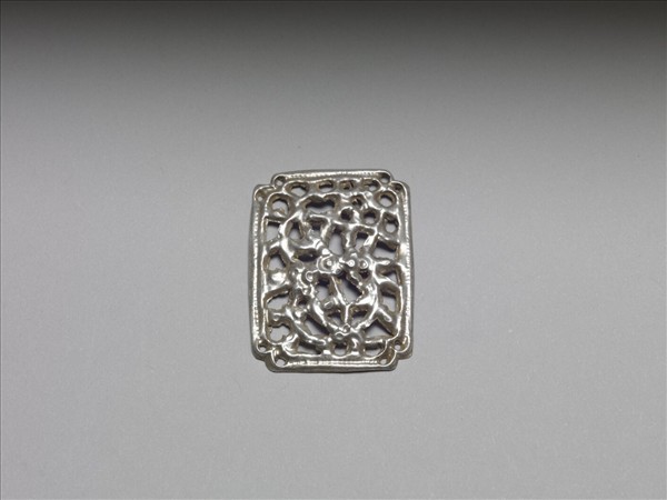 銀銅合金鏤空纏枝花卉飾件