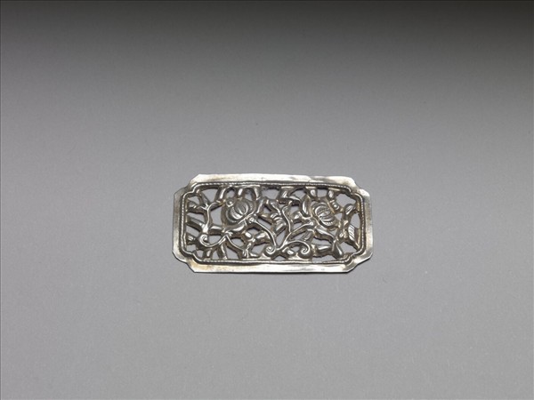 銀銅合金鏤空纏枝花卉飾件