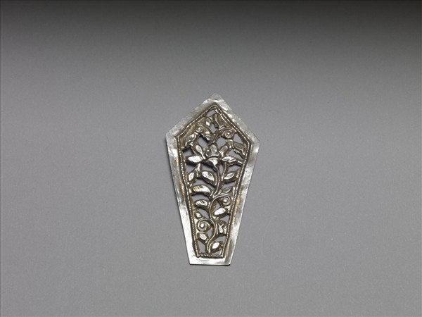 銀銅合金鏤空纏枝花卉飾件