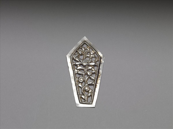 銀銅合金鏤空纏枝花卉飾件