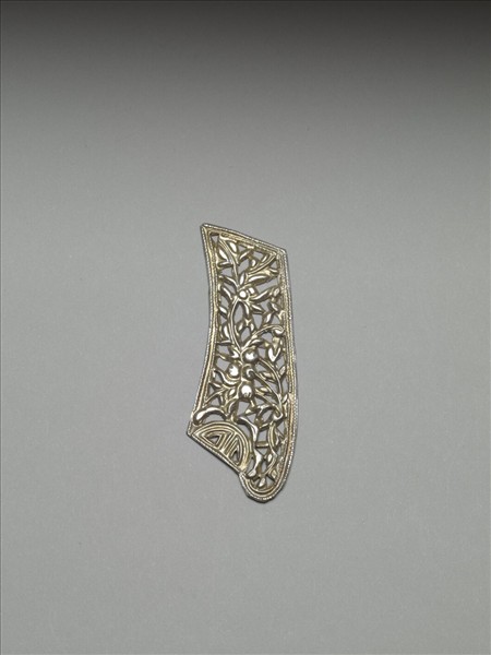 銀銅合金鏤空纏枝花卉飾件