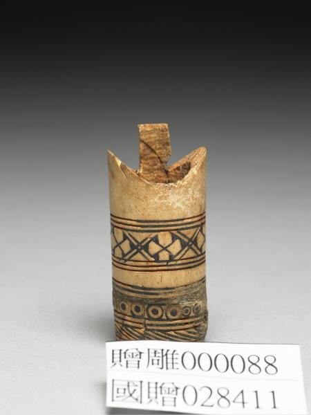 骨雕填黑彩飾件