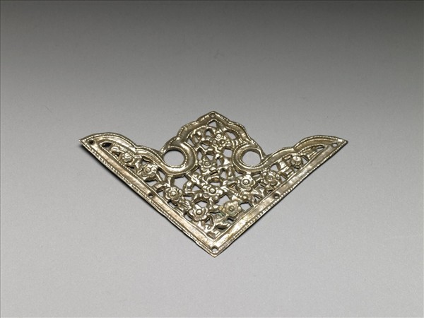 銀銅合金鏤空梅花飾件