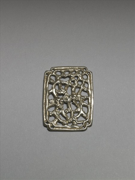 銀銅合金鏤空纏枝花卉飾件