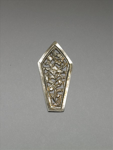 銀銅合金鏤空纏枝花卉飾件