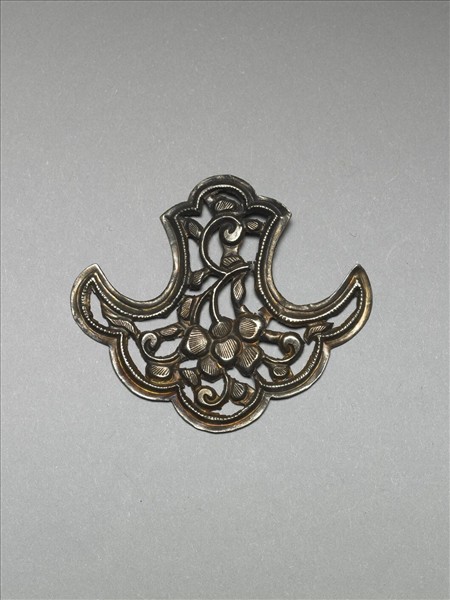 銀銅合金鏤空纏枝花卉飾件