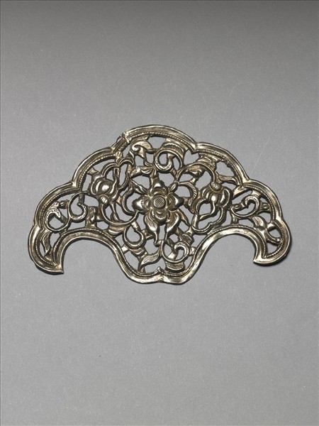 銀銅合金鏤空纏枝花卉飾件