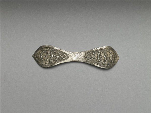 銀銅合獸紋扁簪