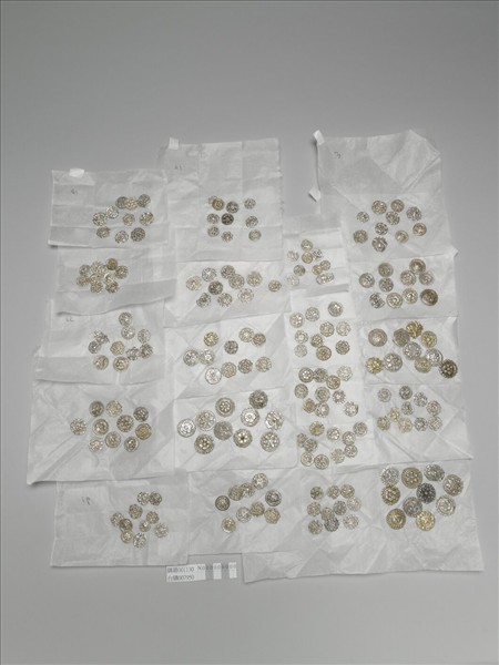 銀銅合金花形嵌飾