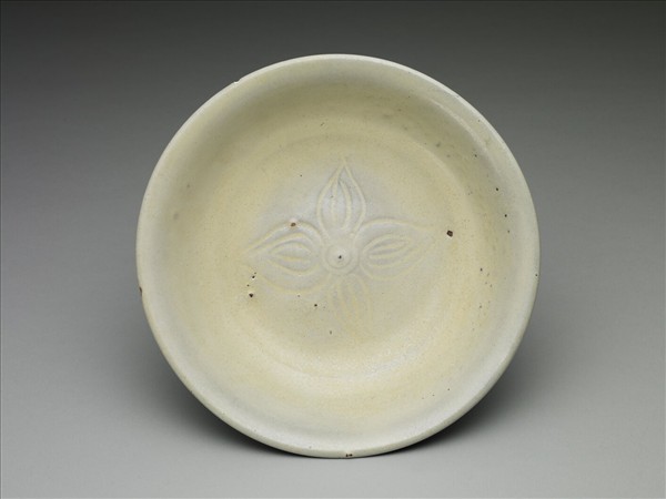 白釉劃花盤