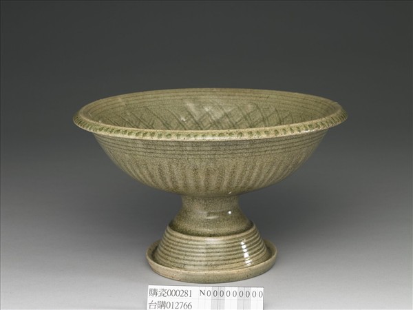 青瓷劃花高足碗