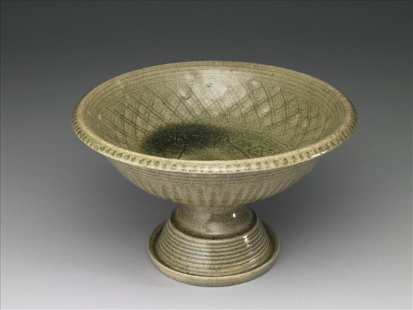 青瓷劃花高足碗