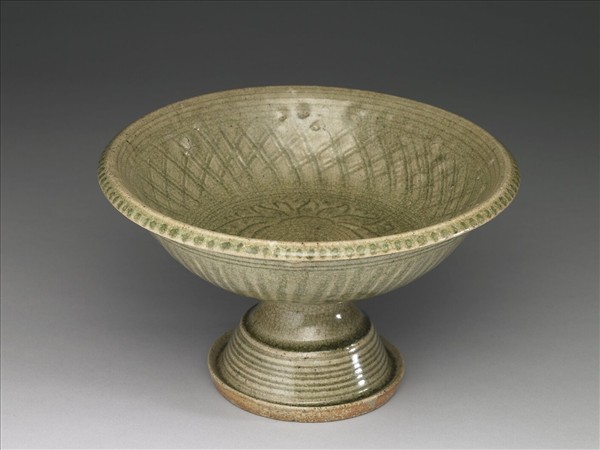 青瓷劃花高足碗