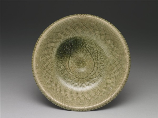 青瓷劃花高足碗