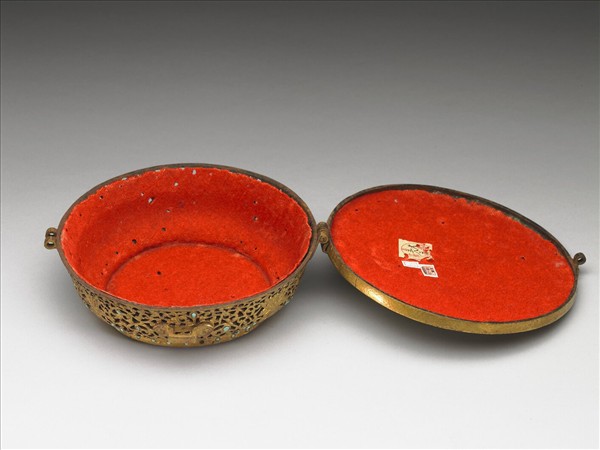 鏤空燄珠四爪龍紋圓盒