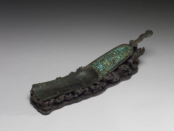 鑲嵌松綠石獸面紋匕