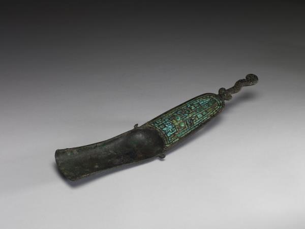 鑲嵌松綠石獸面紋匕