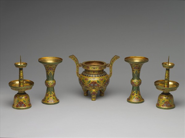 金胎內填琺瑯番蓮紋燭台（五供）