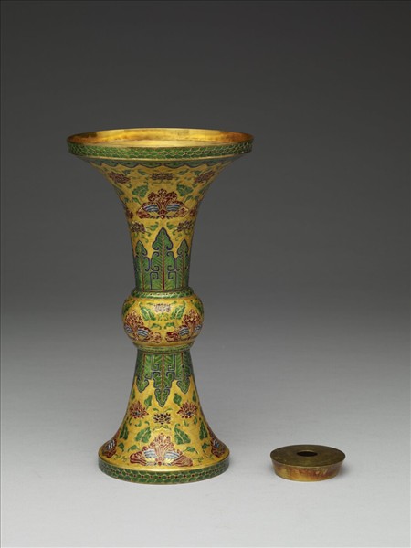 金胎內填琺瑯番蓮紋觚（五供）