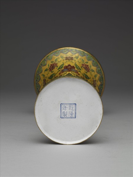 金胎內填琺瑯番蓮紋觚（五供）